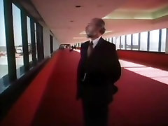 Vecchio uomo barbuto vestito di ottenere testa in elicottero