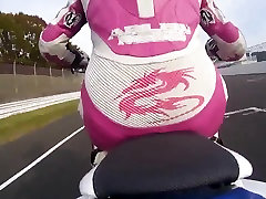 Exécuter la réunion des femmes coureurs dans SUGO
