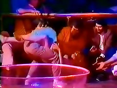 Kitten natividad strip-tease
