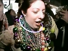 Пухлые девушки колледжа на Марди Гра