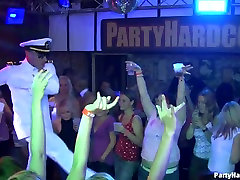 Les filles profitent de marin spectacles de strip-tease