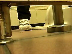 Office-Mädchen pissen in der Damen-WC