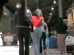 बहुत खूबसूरत लड़की बस के आसपास चलने यहाँ और कैम पर पकड़े