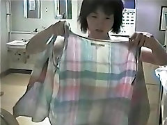 Brune Asiatique en changeant ses vêtements dans le dressing