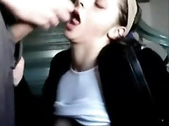 Extrem Niedlich college-Mädchen saugen großen Schwanz auf einem Treppenhaus