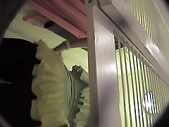 Vraie bonnasse avec ses collants glissé dans la salle dessayage