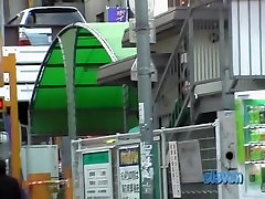 Maglia verde e gonna nera è una vera delizia per gli squali