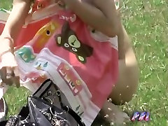 Après un bon bain, elle a été laissée nue sur la route de la maison