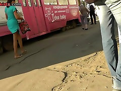 Poussin a obtenu la ceinture entre upskirt un trou joues
