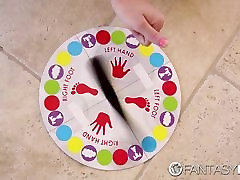 FantasyHD Dos pelirrojas sexy compartir la polla mientras jugando twister