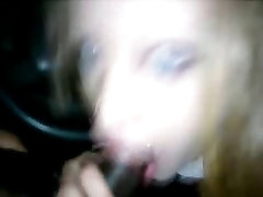 Toujours la meme belle blonde qui aime sucer sa queue noir