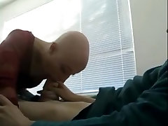 Frauenzimmer gezwungen, zu trinken cum