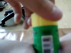 Annoiato asiatica piccola strappare giocare con stick di colla