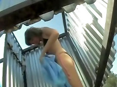 Une érotique de la cabine sur la plage de fille presque hors de chiffons