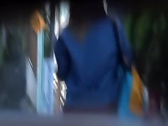 Rapide sharking attaque avec stupéfait petit vagabond de la réception cadeau inattendu