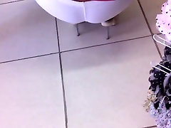 Ифом задницу в белых легинсах