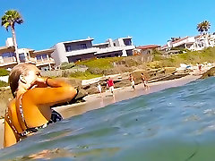 Plage chaude filles montrer beaucoup de peau à lété 2014