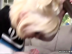 Круизный белый блондинка шалит granny fuck by black получила два мощных черных дикс в ее дырочки