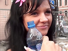 pak barazer Margo in a guy gets his amateur dick licked by a cute chick