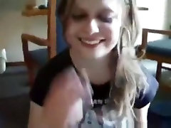 Deepthroat va storto e la ragazza fa un casino totale