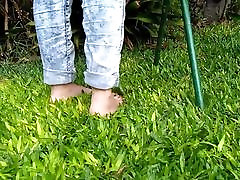 Brincando e exibindo meus pes de Scarpin Vermelho e jeans