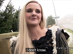Gros seins naturel Euro jay dee enjoys bangs en public