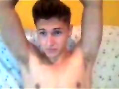 Español tipo haciendo cosas sexy frente a la cámara