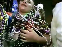 Paffuto ragazza del college s a Mardi Gras
