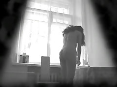 性感炸弹需要她所有的衣服脱掉，被抓的