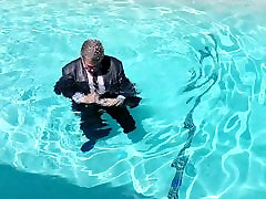 Mich in das Tart Restaurant Pool in vollen Anzug und Krawatte