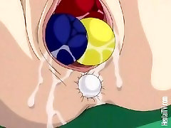 Salope Hentai Pucelle se masturbe avec des boules de billard