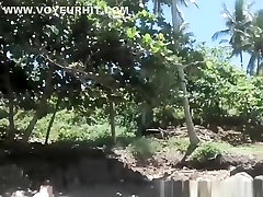 Voyeur secrètement films femme en bikini pour bronzer
