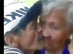 paquete en unos calzoncillos blancos
