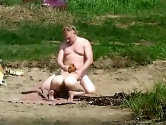 Голая блондинка наслаждается купанием