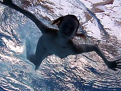 red haired teen anna netrebko, der auszog, unter dem wasser