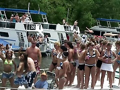 cum assetato di ragazze in bikini go wild sullo yacht
