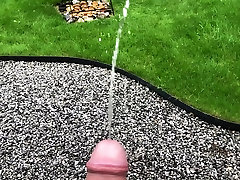 Je pisse dans vargin gr jardin avec une partie au ralenti