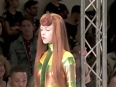 model fashionshow nago pokazują sexy
