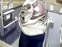 mädchen pinkeln im schlafsaal toilette