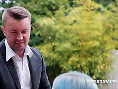 belle aux cheveux bleus misha mayfair est totalement dans la double pénétré