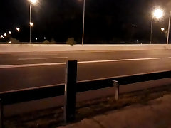 nackt in der nähe einer autobahn