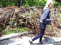 подобрали по соседству грудастую блонди лилли диксон едет член в фургоне