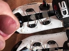 Shooting a huge load on white SIDI older aunty sex india shoes