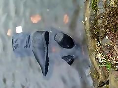 wildleder stiefel im wasser