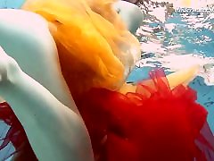 deux rousses piscine super chaude!!!