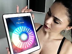 busty mädchen hat ihre brüste küsste