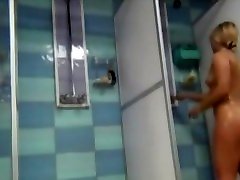 Rubia rabiosa arif uttara en la ducha
