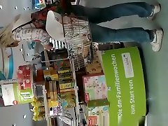 सुनहरे बाल वाली, चुस्त जींस पैंट में सुपरमार्केट में