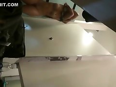 incroyable corps espionné dans le dressing