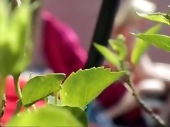 una rubia puta se lleva a un extremo de mierda